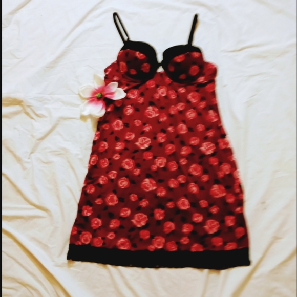 Marilyn Monroe Other - Marilyn Monroe intimates red Floral baby doll size extra large